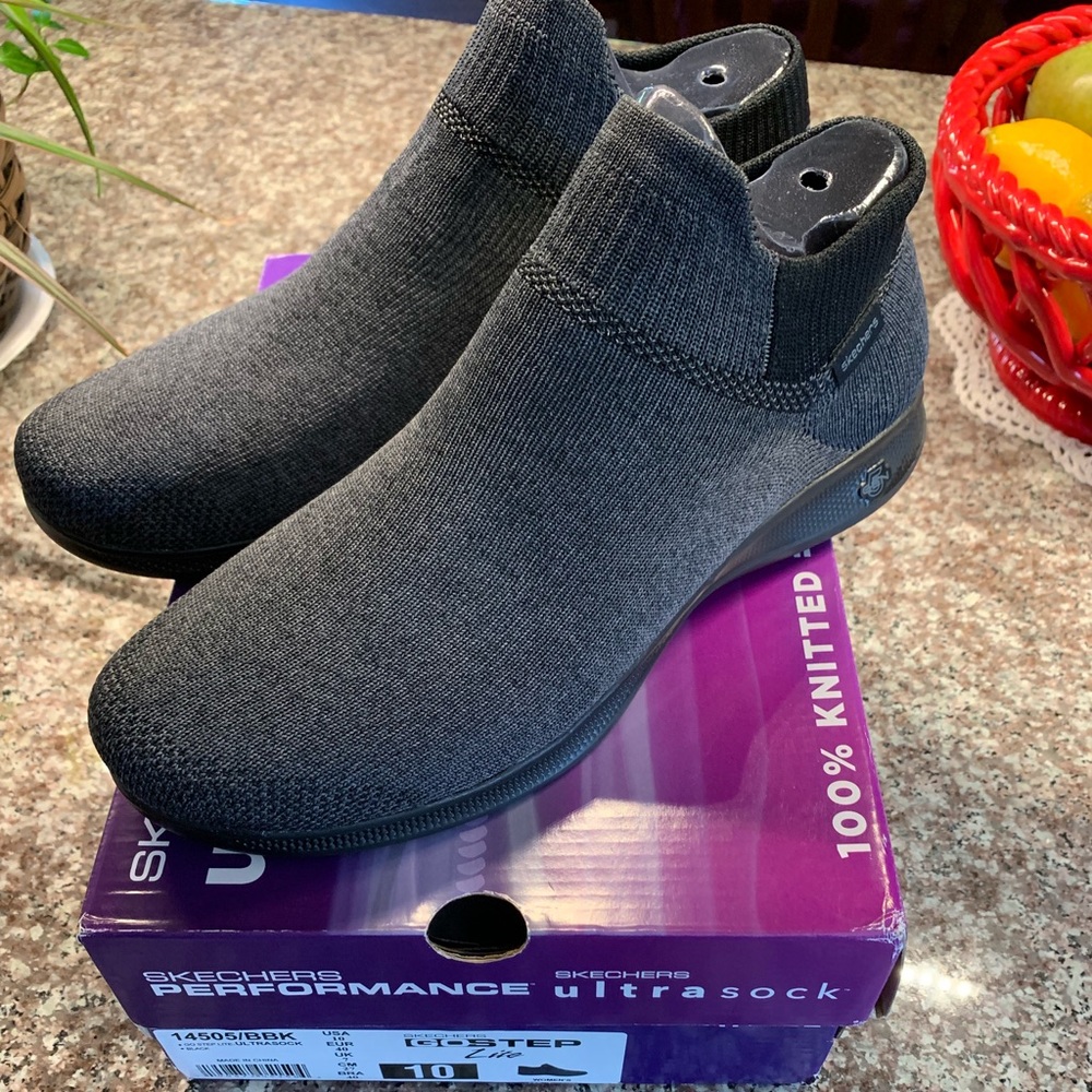 NWT Sketchers Ultra Sock GoStep Lite Tennis Shoes